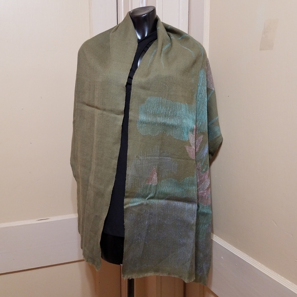 Metropolitan Museum of Art Embroidered Muted Floral Pattern Wrap - Picture 1 of 4